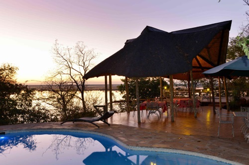 Muchenje Safari Lodge algemene ruimte met zwembad
